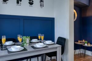 MCR Cosy Contractor House, Fit 6, Private Parking, Monthly Stays