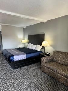 King Room room in Scottish Inns - Locust Grove