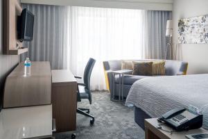 King Room with Sofa Bed room in Courtyard Cleveland Airport North