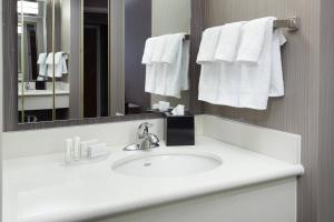 Queen Suite with Sofa Bed room in Courtyard Cleveland Airport North