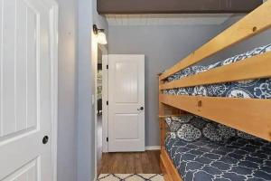 Whispering Pines A-Frame, Pool Table, 2 Patios!