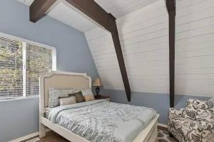 Whispering Pines A-Frame, Pool Table, 2 Patios!