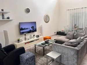 Accra Cozy Retreat with 2 Bedrooms - Zenu