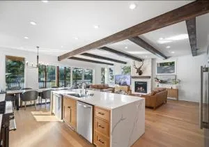 NEW CUSTOM LAKE FRONT HOME WITH JACUZZi - Kellogg