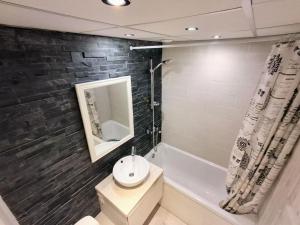 Convenient Stay Close to Airport and Old Town