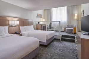 Queen Room with Two Queen Beds room in Courtyard Columbus Downtown