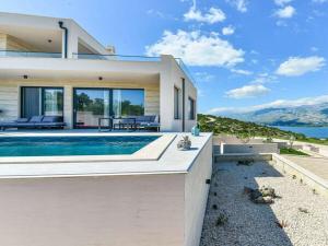 Villa in Vinjerac with Swimming Pool 