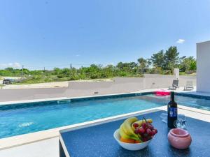 Villa in Vinjerac with Swimming Pool 