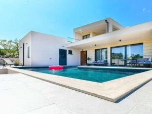 Villa in Vinjerac with Swimming Pool