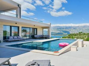 Villa in Vinjerac with Swimming Pool 