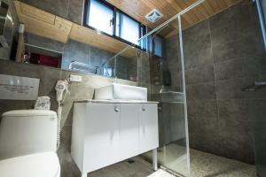 Phòng 2 Giường Đơn Có Phòng Tắm Chung (Twin Room with Shared Bathroom)