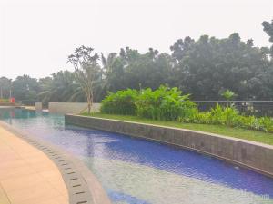 Modern Look and Homey 2BR Transpark Cibubur Apartment near Mall By Travelio