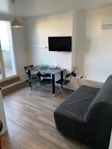 Appartements 2 BEDS APT, Aeroport de Marseille, Plages : photos des chambres