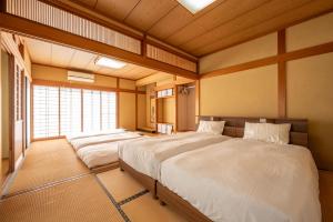 桜たろう紅葉じろうの都-1周年セール!キッズ大好評!九州観光拠点 城下町桜並木 アウトレットコストコでお買い物!