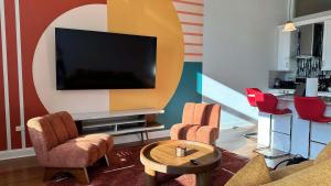 Chic 2 BR 1 Parking Sleeps 6