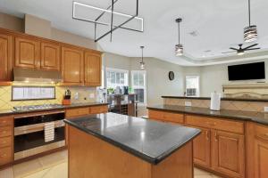 Cozy Ranch with Jacuzzi, 3 mi to A&M, Sleeps 10