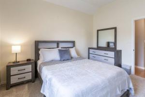 Cozy Ranch with Jacuzzi, 3 mi to A&M, Sleeps 10