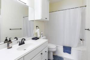 Cozy Ranch with Jacuzzi, 3 mi to A&M, Sleeps 10