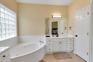 Cozy Ranch with Jacuzzi, 3 mi to A&M, Sleeps 10