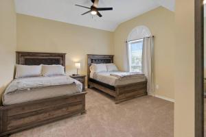 Cozy Ranch with Jacuzzi, 3 mi to A&M, Sleeps 10