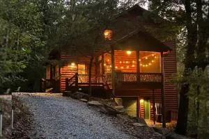 Tree Top Hideaway - Private with Games Firepit More - Aska