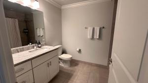 Chic 2 BR 1 Parking Sleeps 6