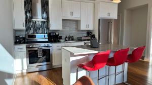 Chic 2 BR 1 Parking Sleeps 6