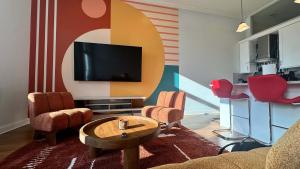 Chic 2 BR 1 Parking Sleeps 6