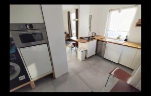 Hillside view house with garden, private parking, quiet location - 12 min to Old town anytime, Long stays welcome