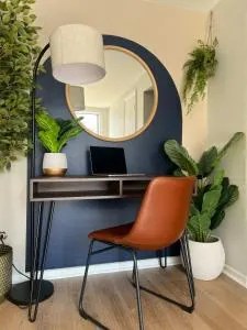 Serenity & Style With Parking - إلمهورست