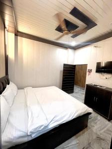 Durga P Guest House near harishchandra ghat