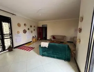 Spacious Room in a Big Apartment with cool flatmate - Jinja center - Bugembe