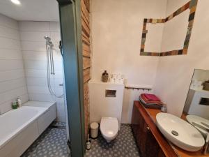 Hillside view house with garden, private parking, quiet location - 12 min to Old town anytime, Long stays welcome