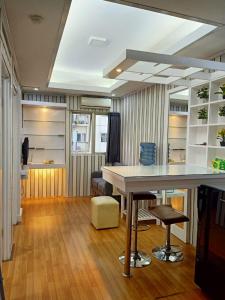 Apartement The Suites Metro by Pinkish