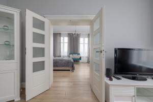 Stylish Apartment with River View and Desk for Remote Work in Szczecin by Noclegi Renters