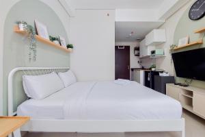 Simply and Cozy Living Studio Transpark Bintaro Apartment By Travelio
