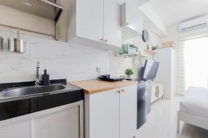 Simply and Cozy Living Studio Transpark Bintaro Apartment By Travelio