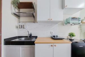 Simply and Cozy Living Studio Transpark Bintaro Apartment By Travelio