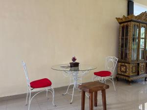 Ubud Suites Batuan near Tegenungan Waterfall