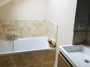 Maisons de vacances La petite Jacqueline, Maison classee 3 etoiles, hyper centre face plage : Maison 4 Chambres