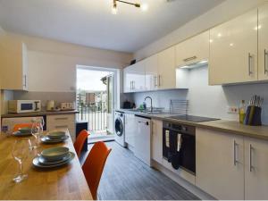 Central Eastbourne Escape with Rooftop Jacuzzi