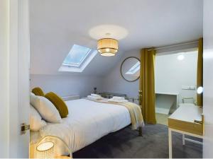 Central Eastbourne Escape with Rooftop Jacuzzi