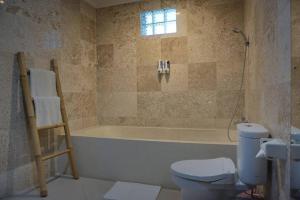 T&J1 - Gorgeous 1BR pool villa, parking, walk to beach!