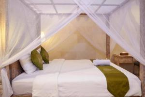 T&J2 - Central Petitenget 2BR villa, walk to beach