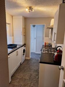 Fantastic 3-bed with free parking & Wi-Fi Located in Chatham Kent