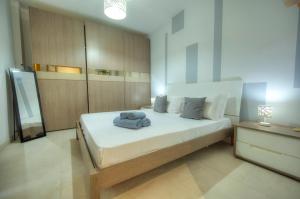 Seafront bright & spacious 2 bedroom, balcony, KDEG1-1