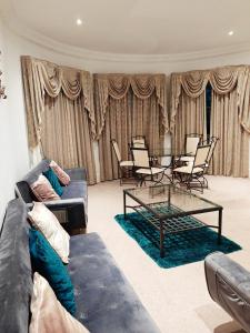 HeadsonBed Spacious Excel Canarywharf Apartment for the Larger Group near Blackwall Station