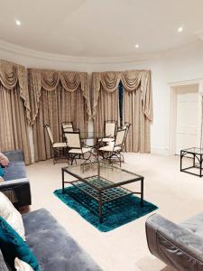 HeadsonBed Spacious Excel Canarywharf Apartment for the Larger Group near Blackwall Station