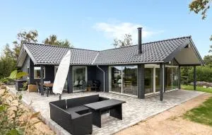 Nice Home In Knebel With House Sea View - Ørby