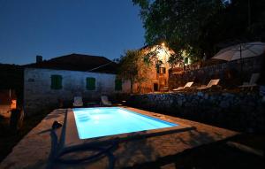 Beautiful Apartment In Hrvace With Wifi